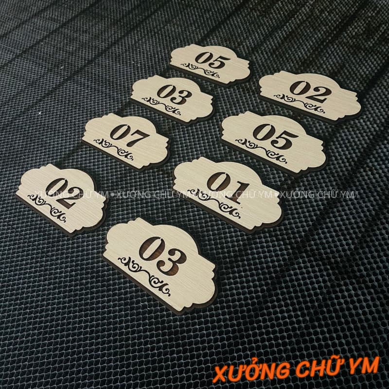 Bảng số phòng gỗ kiểu vintage – Dán tường, dán cửa Spa, Hotel, Homestay nhanh gọn, thẩm mỹ cao